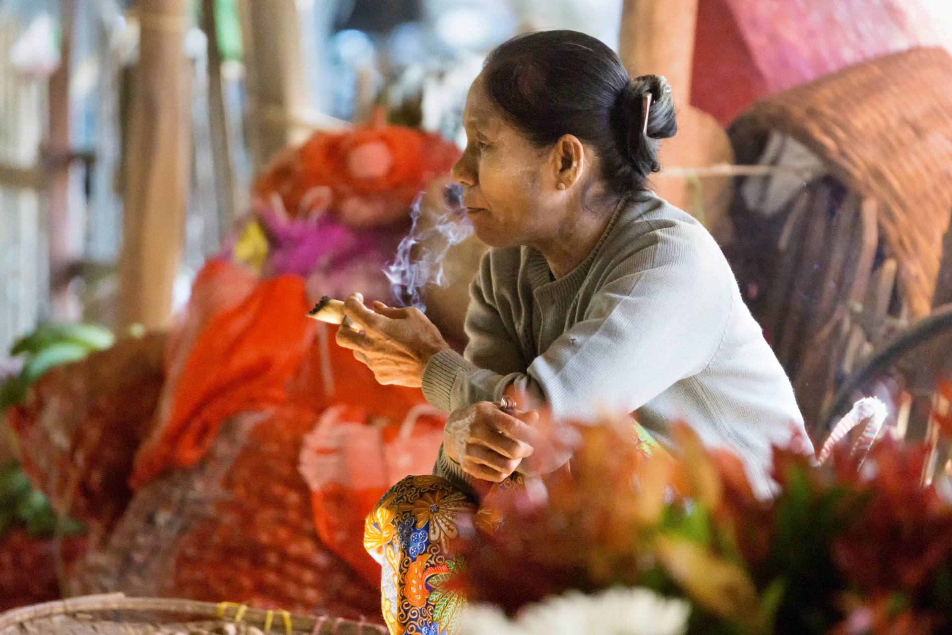 Markthalle von Nyaung U - eine Cheroot-rauchende ältere Dorfbewohnerin